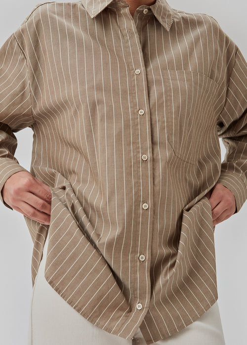 Pyjamas-inspireret skjorte med løs pasform, krave, knapper foran og lange ærmer med manchet. CordeliaMD shirt er lavet af bomuld.  Shop matchende bukser: CordeliaMD shirt