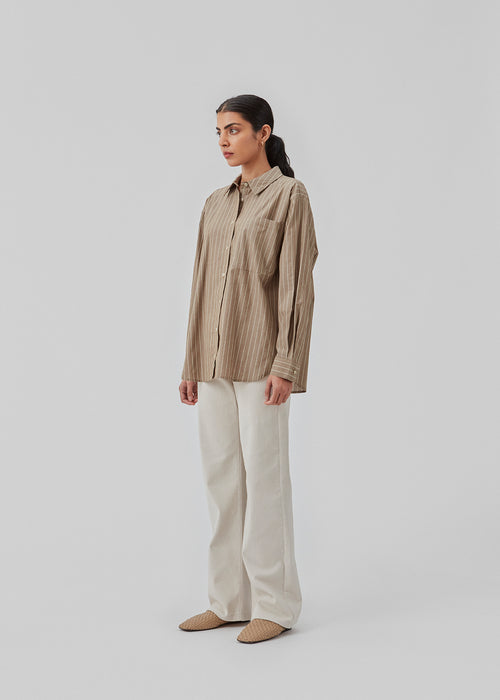 Pyjamas-inspireret skjorte med løs pasform, krave, knapper foran og lange ærmer med manchet. CordeliaMD shirt er lavet af bomuld.  Shop matchende bukser: CordeliaMD shirt