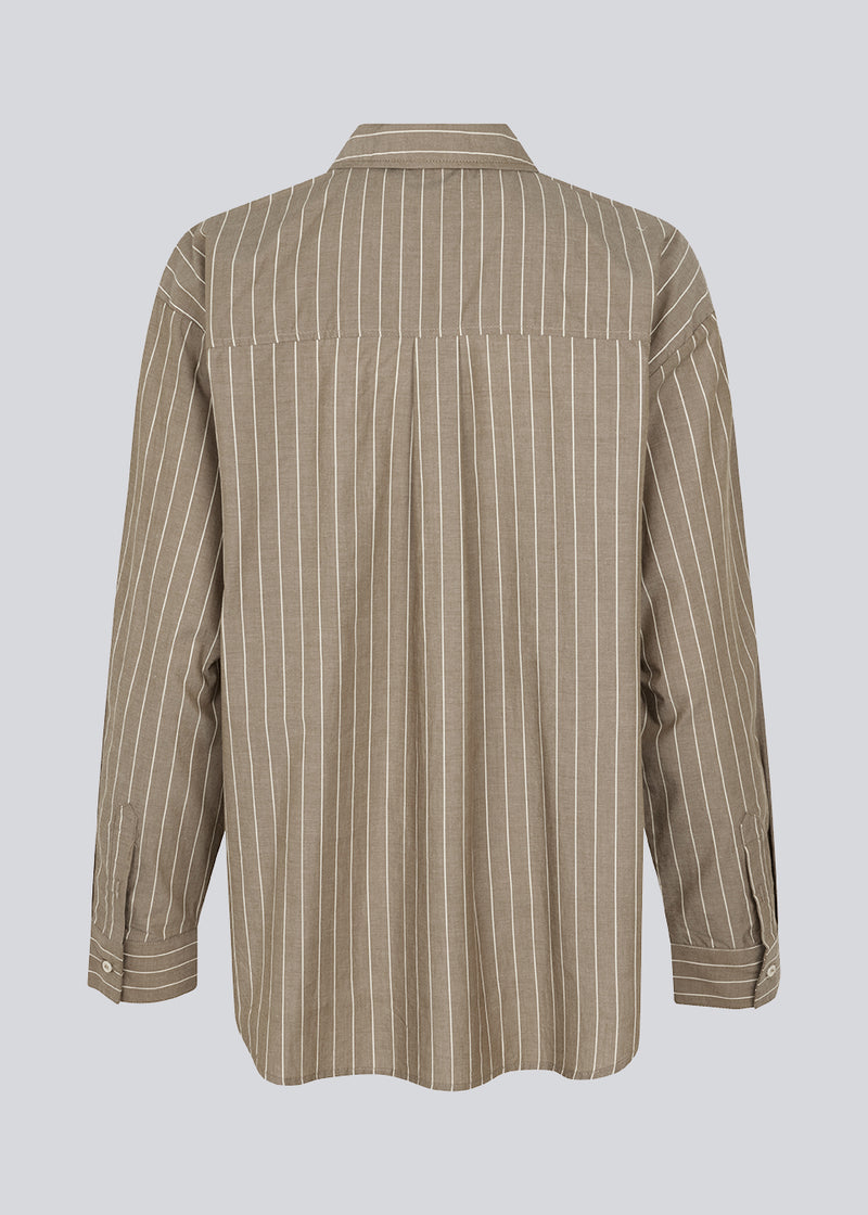 Pyjamas-inspireret skjorte med løs pasform, krave, knapper foran og lange ærmer med manchet. CordeliaMD shirt er lavet af bomuld. Modellen er 177 cm og har en størrelse S/36 på.  Shop matchende bukser: CordeliaMD shirt