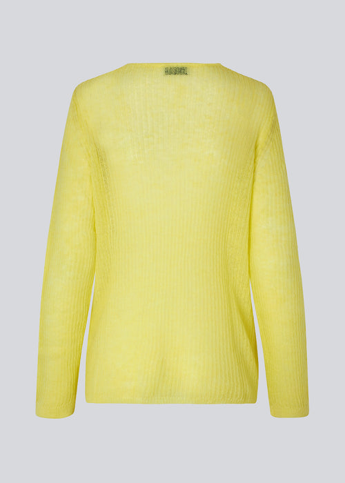 Finstrikket trøje i gul i let kvalitet med uld. CordellMD o-neck har en afslappet pasform med dyb halsudskæring og lange ærmer.