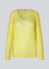 Finstrikket trøje i gul i let kvalitet med uld. CordellMD o-neck har en afslappet pasform med dyb halsudskæring og lange ærmer.