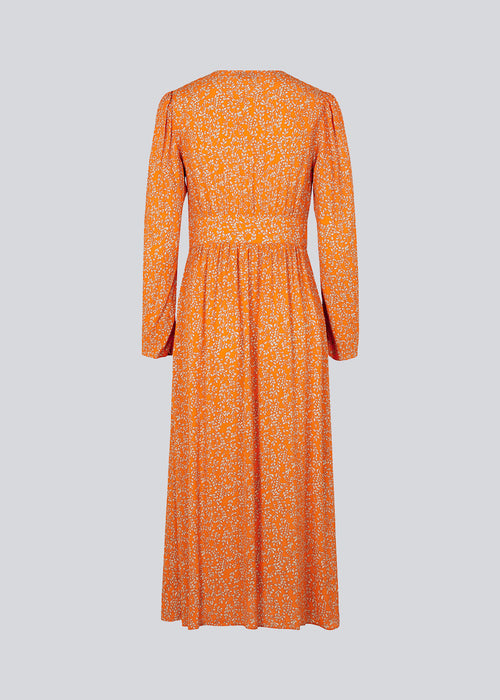 Lang kjole med pufærmer og blomsterprint i EcoVero viskose. CorinnaMD print dress lukkes med knapper fortil og har en fin detalje i taljen.  Materiale: