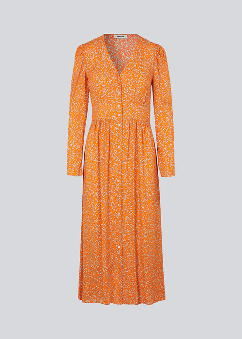 Lang kjole med pufærmer og blomsterprint i EcoVero viskose. CorinnaMD print dress lukkes med knapper fortil og har en fin detalje i taljen.  Materiale: