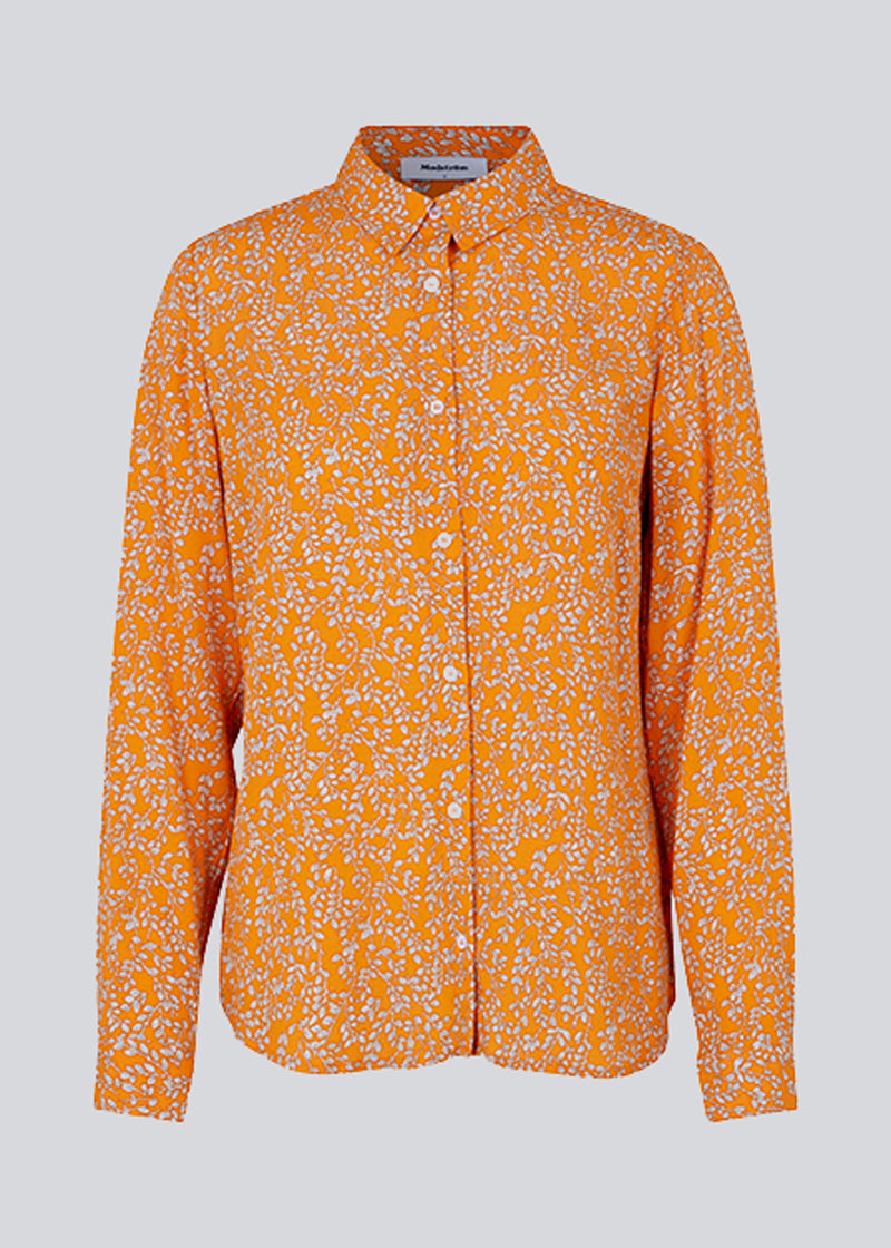 Hverdagsskjorte i printet EcoVero viskose. CorinnaMD print shirt har en afslappet pasform og klassiske skjortedetaljer.