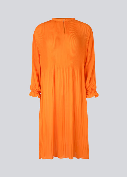 Plisseret kjole i genanvendt polyester. CruzMD dress har 3/4 lange ærmer med elastik, nøglehulsåbning foran og luftigt skørt.  Modellen er 177 cm og har en størrelse S/36 på.