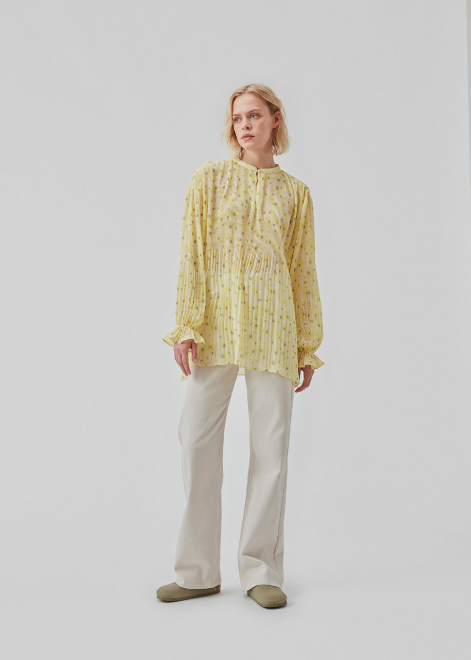 Plisseret bluse med lange, brede ærmer med sød elastikdetalje. CruzMD print shirt har lille, rund halsudskæring med detalje foran. Blusen er en smule gennemsigtig.  Modellen er 177 cm og har en størrelse S/36 på.