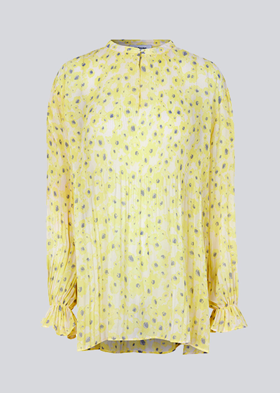 Plisseret bluse med lange, brede ærmer med sød elastikdetalje. CruzMD print shirt har lille, rund halsudskæring med detalje foran. Blusen er en smule gennemsigtig.  Modellen er 177 cm og har en størrelse S/36 på.