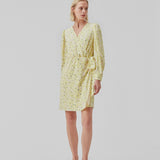 Slå om kjole med bindebælte i taljen, v-udskæring i halsen og lange pufærmer. CupidMD print dress har et blomstret print.  Modellen er 177 cm og har en stø