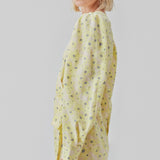 Slå om kjole med bindebælte i taljen, v-udskæring i halsen og lange pufærmer. CupidMD print dress har et blomstret print.  Modellen er 177 cm og har en stø
