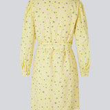 Slå om kjole med bindebælte i taljen, v-udskæring i halsen og lange pufærmer. CupidMD print dress har et blomstret print.  Modellen er 177 cm og har en stø