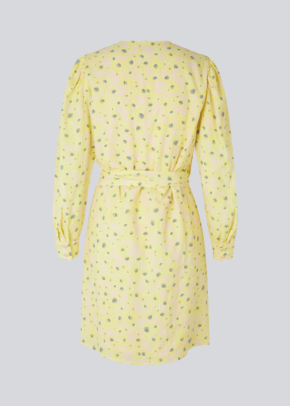 Slå om kjole med bindebælte i taljen, v-udskæring i halsen og lange pufærmer. CupidMD print dress har et blomstret print.  Modellen er 177 cm og har en stø