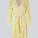 Slå om kjole med bindebælte i taljen, v-udskæring i halsen og lange pufærmer. CupidMD print dress har et blomstret print.  Modellen er 177 cm og har en stø