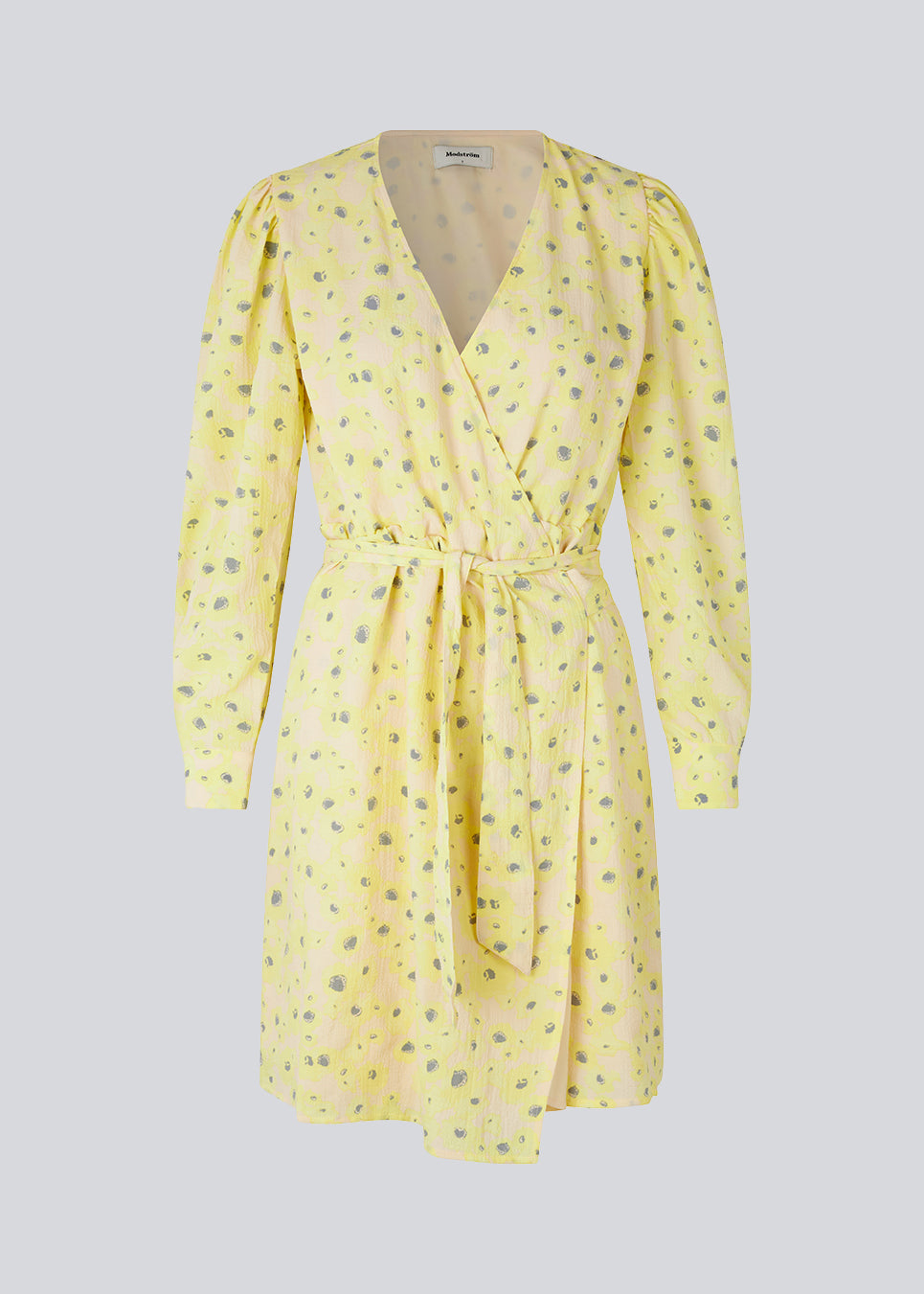 Slå om kjole med bindebælte i taljen, v-udskæring i halsen og lange pufærmer. CupidMD print dress har et blomstret print.  Modellen er 177 cm og har en stø