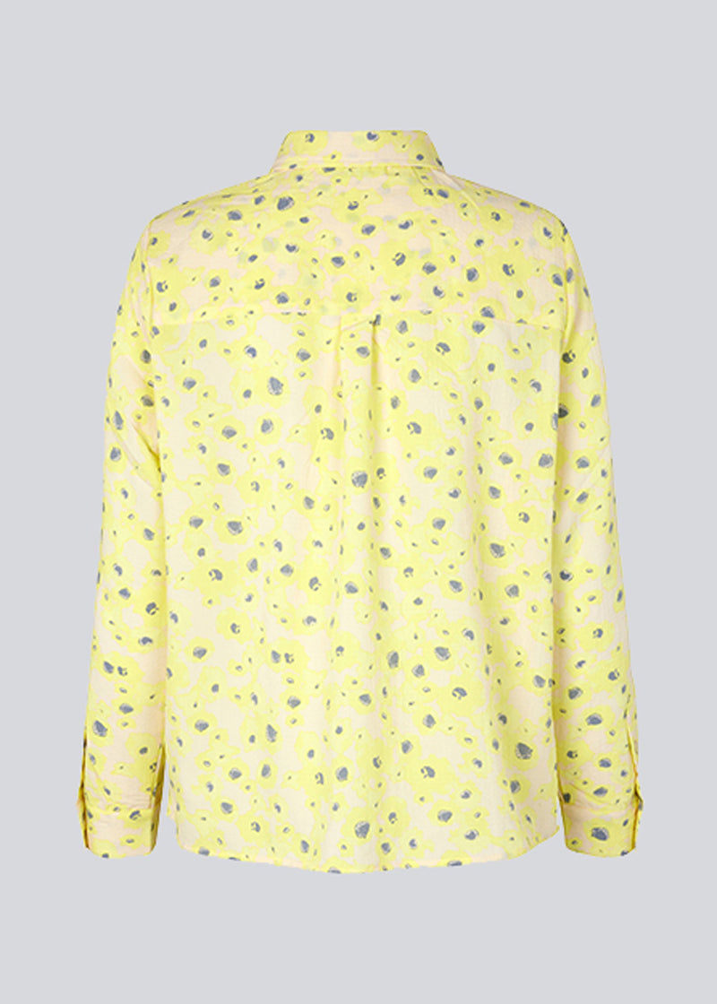 CupidMD print shirt er en skjorte af genanvendt polyester. Det er en afslappet skjorte med fint blomsterprint.  Modellen er 177 cm og har en størrelse S/36 på.