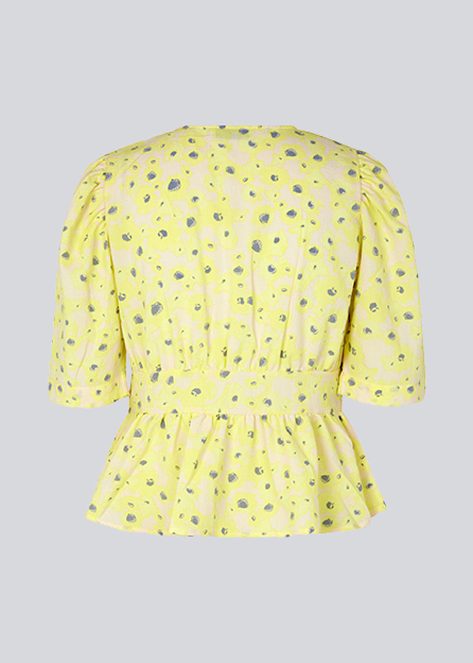 Top med korte pufærmer og dyb v-udskæring med knapper. Peplum-detalje under brystet som giver ekstra form. CupidMD print top er fremstillet af genanvendte materialer.  Modellen er 177 cm og har en størrelse S/36 på.