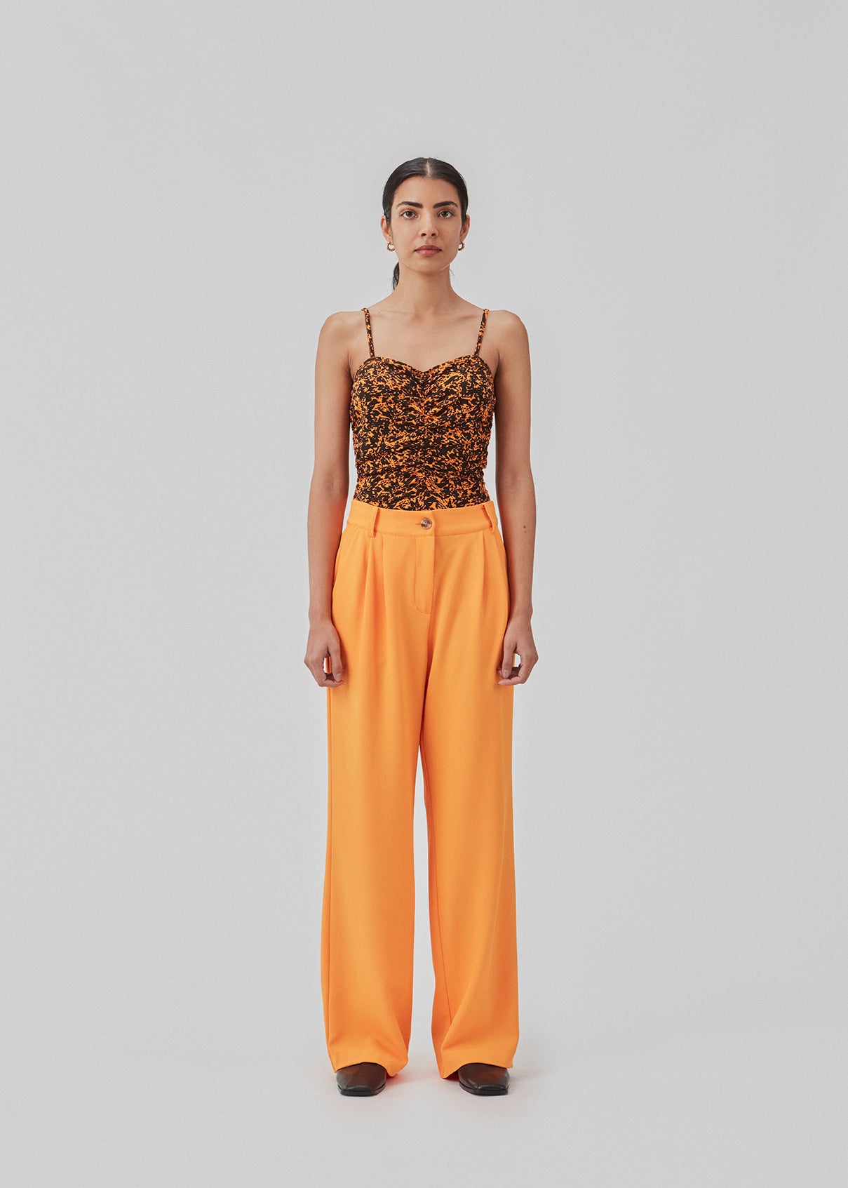 Bodystocking med tætsiddende pasform, hjerteformet udskæring med rynkedetalje og tynde justerbare stropper. CurtisMD print bodystocking har fint blomsterprint.  Modellen er 177 cm og har en størrelse S/36 på.