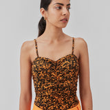Bodystocking med tætsiddende pasform, hjerteformet udskæring med rynkedetalje og tynde justerbare stropper. CurtisMD print bodystocking har fint blomsterprint.  Modellen er 177 cm og har en størrelse S/36 på.