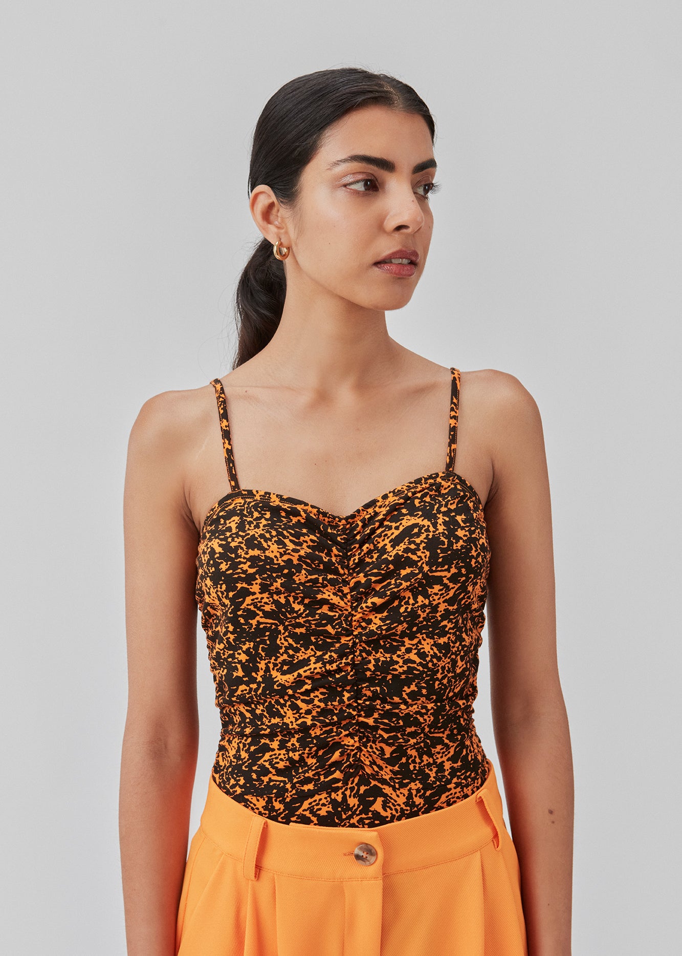 Bodystocking med tætsiddende pasform, hjerteformet udskæring med rynkedetalje og tynde justerbare stropper. CurtisMD print bodystocking har fint blomsterprint.  Modellen er 177 cm og har en størrelse S/36 på.
