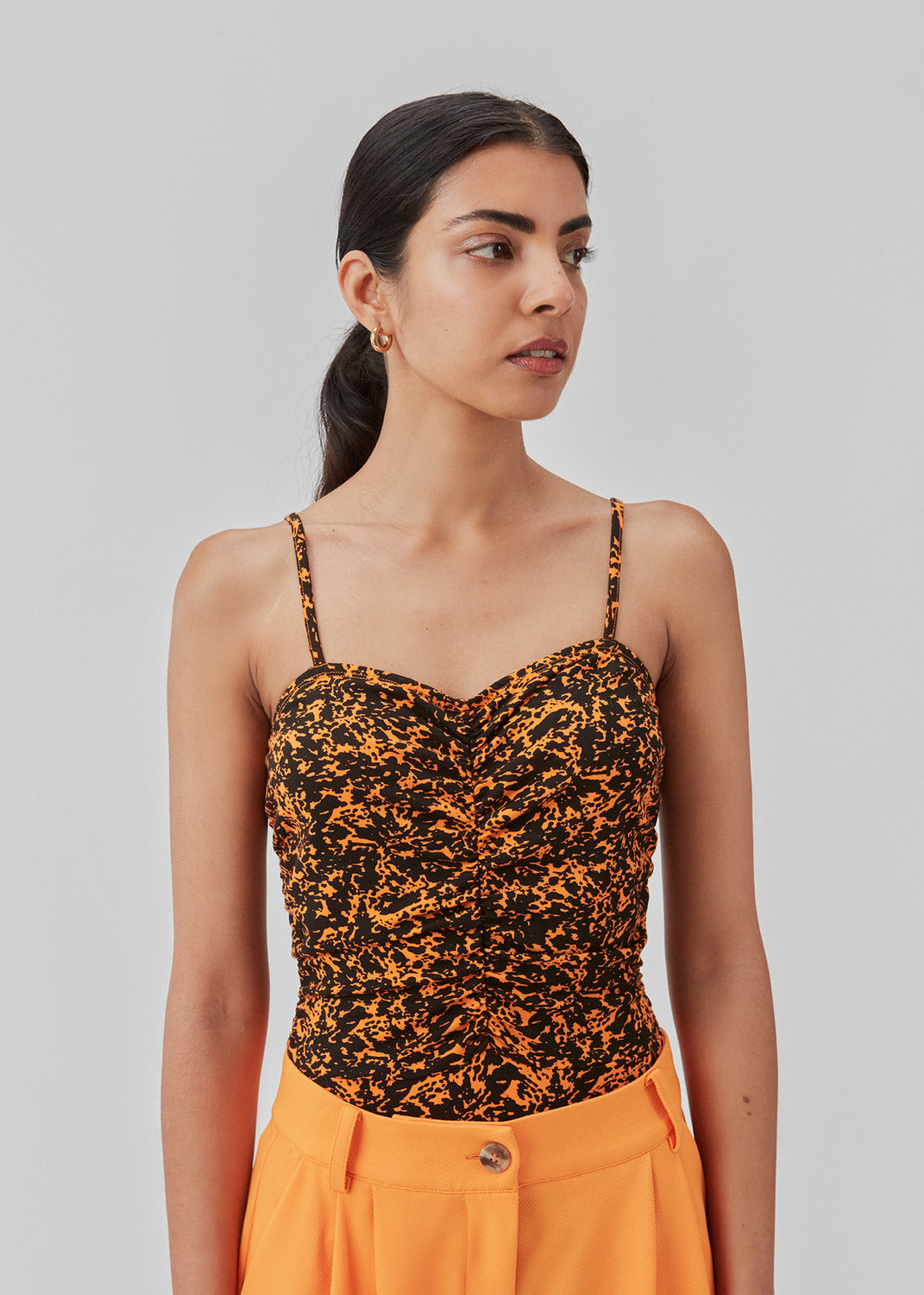 Bodystocking med tætsiddende pasform, hjerteformet udskæring med rynkedetalje og tynde justerbare stropper. CurtisMD print bodystocking har fint blomsterprint.  Modellen er 177 cm og har en størrelse S/36 på.