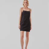 Kort kjole i sort med enkelt udtryk i vævet bomuld. CydneyMD dress er let figursyet, har justerbare smalle stropper og skjult lynlås i den ene side.  Modellen er 174 cm og har en størrelse S/36 på.