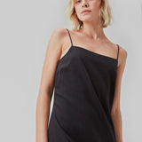 Kort kjole i sort med enkelt udtryk i vævet bomuld. CydneyMD dress er let figursyet, har justerbare smalle stropper og skjult lynlås i den ene side.  Modellen er 174 cm og har en størrelse S/36 på.