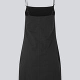 Kort kjole i sort med enkelt udtryk i vævet bomuld. CydneyMD dress er let figursyet, har justerbare smalle stropper og skjult lynlås i den ene side.  Modellen er 174 cm og har en størrelse S/36 på.