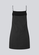 Kort kjole i sort med enkelt udtryk i vævet bomuld. CydneyMD dress er let figursyet, har justerbare smalle stropper og skjult lynlås i den ene side.  Modellen er 174 cm og har en størrelse S/36 på.