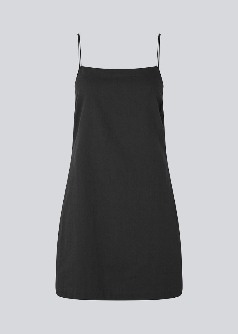Kort kjole i sort med enkelt udtryk i vævet bomuld. CydneyMD dress er let figursyet, har justerbare smalle stropper og skjult lynlås i den ene side.  Modellen er 174 cm og har en størrelse S/36 på.