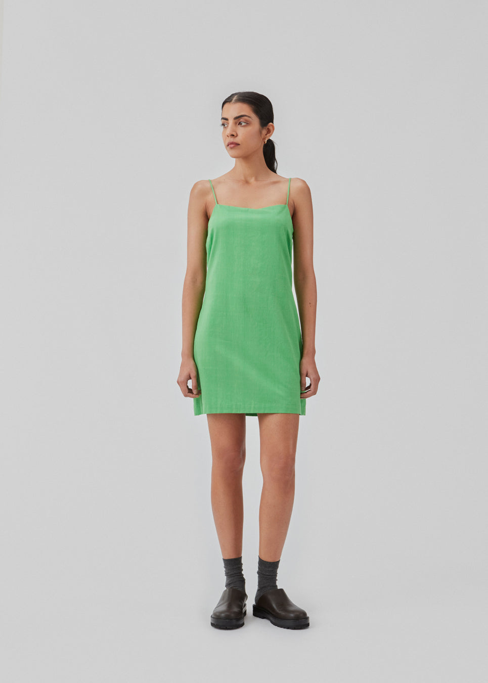 Kort kjole i grøn med enkelt udtryk i vævet bomuld. CydneyMD dress er let figursyet, har justerbare smalle stropper og skjult lynlås i den ene side. Modellen er 174 cm og har en størrelse S/36 på.