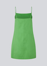 Kort kjole i grøn med enkelt udtryk i vævet bomuld. CydneyMD dress er let figursyet, har justerbare smalle stropper og skjult lynlås i den ene side. Modellen er 174 cm og har en størrelse S/36 på.