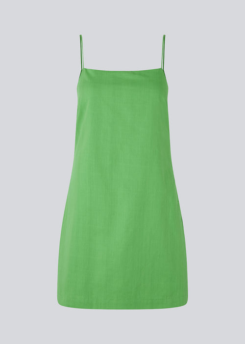 Kort kjole i grøn med enkelt udtryk i vævet bomuld. CydneyMD dress er let figursyet, har justerbare smalle stropper og skjult lynlås i den ene side. Modellen er 174 cm og har en størrelse S/36 på.