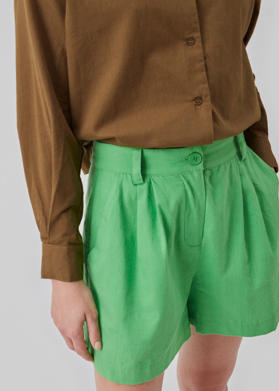 Bomuldsshorts i grøn med brede ben. CydneyMD shorts har et skræddersyet udtryk med plisseringer foran og paspolerede lommer bagpå. Modellen er 174 cm og har en størrelse S/36 på.