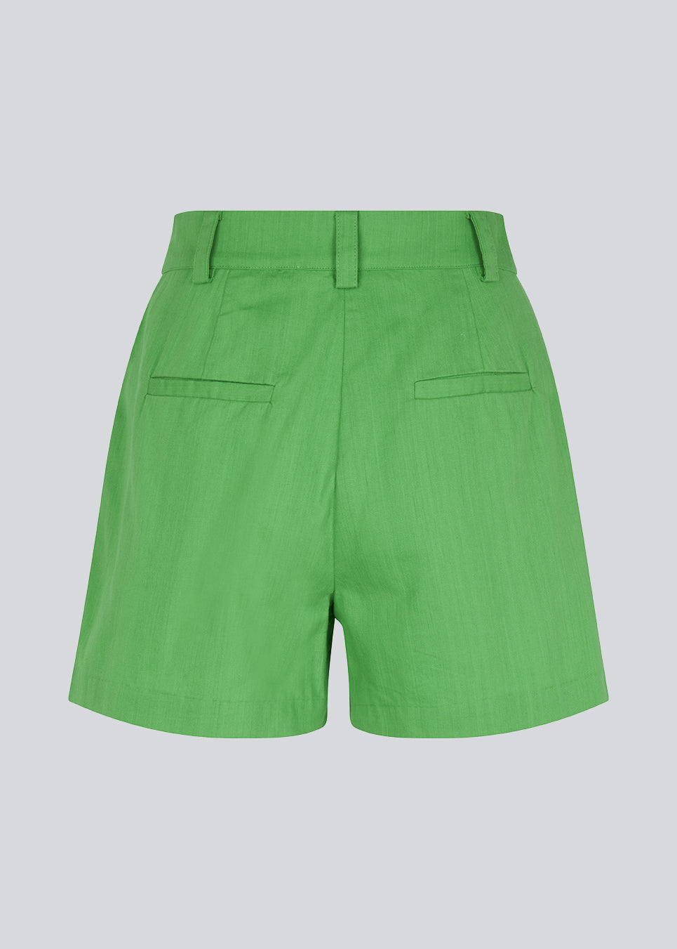 Bomuldsshorts i grøn med brede ben. CydneyMD shorts har et skræddersyet udtryk med plisseringer foran og paspolerede lommer bagpå. Modellen er 174 cm og har en størrelse S/36 på.
