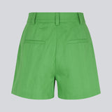 Bomuldsshorts i grøn med brede ben. CydneyMD shorts har et skræddersyet udtryk med plisseringer foran og paspolerede lommer bagpå. Modellen er 174 cm og har en størrelse S/36 på.