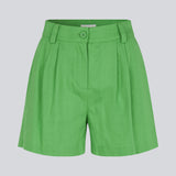 Bomuldsshorts i grøn med brede ben. CydneyMD shorts har et skræddersyet udtryk med plisseringer foran og paspolerede lommer bagpå. Modellen er 174 cm og har en størrelse S/36 på.