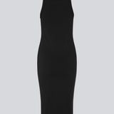 Tætsiddende basic sort kjole i en økologisk bomuldsjersey. DaeMD dress er uden ærmer og har en høj og lige halsudskæring. Kjolen skærer under knæene. Modellen er 177 cm og har en størrelse S/36 på.