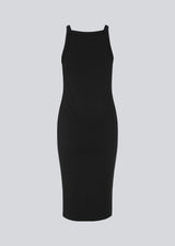 Tætsiddende basic sort kjole i en økologisk bomuldsjersey. DaeMD dress er uden ærmer og har en høj og lige halsudskæring. Kjolen skærer under knæene. Modellen er 177 cm og har en størrelse S/36 på.