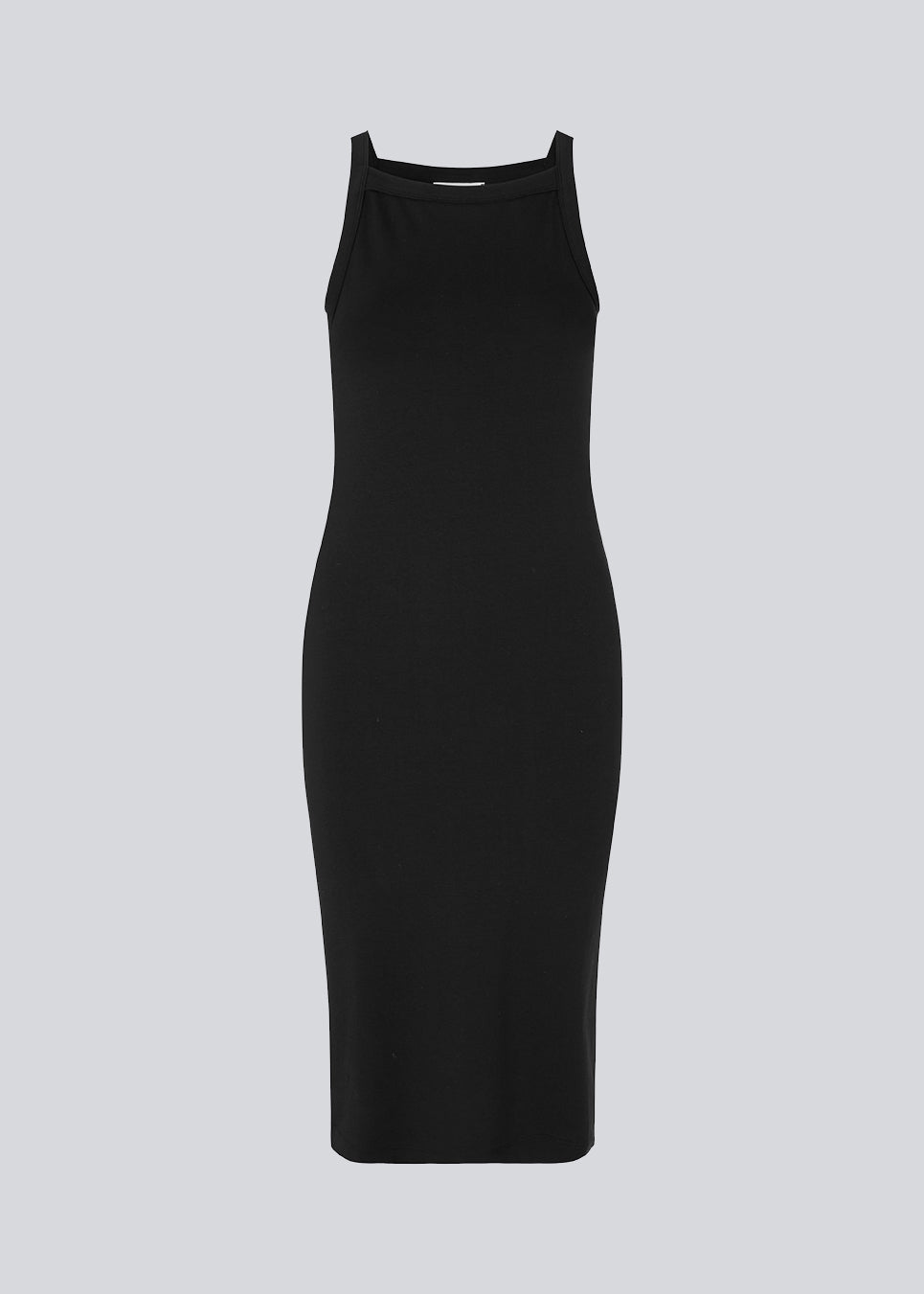 Tætsiddende basic sort kjole i en økologisk bomuldsjersey. DaeMD dress er uden ærmer og har en høj og lige halsudskæring. Kjolen skærer under knæene. Modellen er 177 cm og har en størrelse S/36 på.