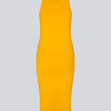 Tætsiddende basic gul kjole i en økologisk bomuldsjersey. DaeMD dress er uden ærmer og har en høj og lige halsudskæring. Kjolen skærer under knæene. Modellen er 177 cm og har en størrelse S/36 på.
