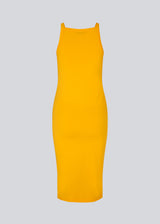 Tætsiddende basic gul kjole i en økologisk bomuldsjersey. DaeMD dress er uden ærmer og har en høj og lige halsudskæring. Kjolen skærer under knæene. Modellen er 177 cm og har en størrelse S/36 på.