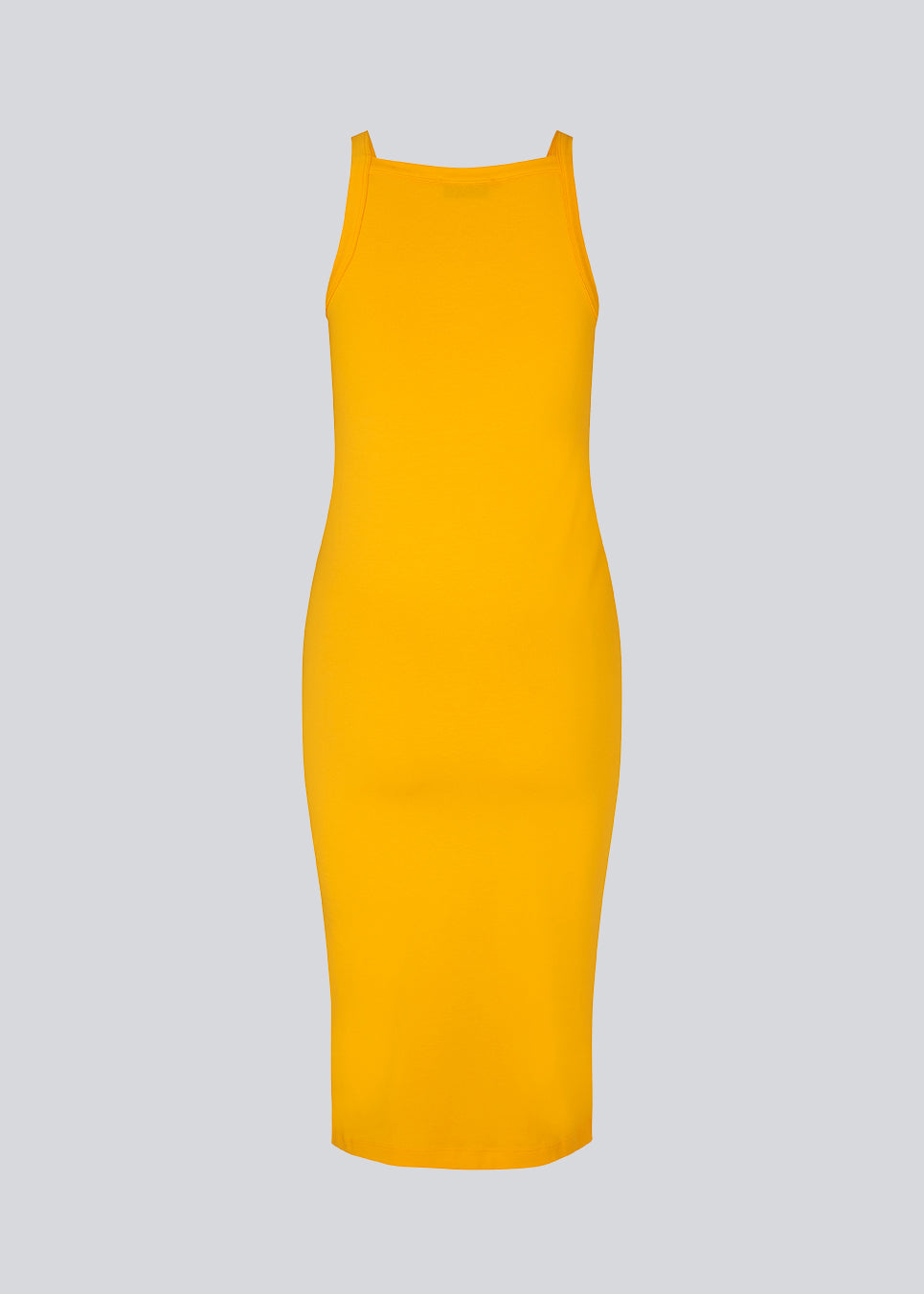 Tætsiddende basic gul kjole i en økologisk bomuldsjersey. DaeMD dress er uden ærmer og har en høj og lige halsudskæring. Kjolen skærer under knæene. Modellen er 177 cm og har en størrelse S/36 på.