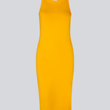 Tætsiddende basic gul kjole i en økologisk bomuldsjersey. DaeMD dress er uden ærmer og har en høj og lige halsudskæring. Kjolen skærer under knæene. Modellen er 177 cm og har en størrelse S/36 på.