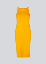 Tætsiddende basic gul kjole i en økologisk bomuldsjersey. DaeMD dress er uden ærmer og har en høj og lige halsudskæring. Kjolen skærer under knæene. Modellen er 177 cm og har en størrelse S/36 på.
