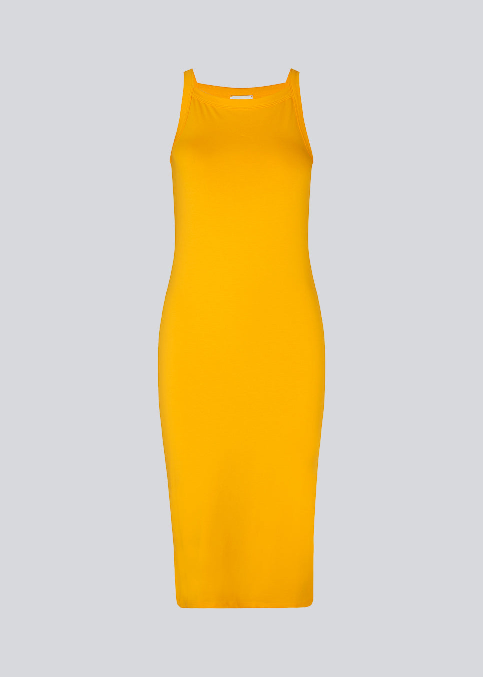 Tætsiddende basic gul kjole i en økologisk bomuldsjersey. DaeMD dress er uden ærmer og har en høj og lige halsudskæring. Kjolen skærer under knæene. Modellen er 177 cm og har en størrelse S/36 på.