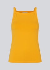 Tætsiddende basic gul top med høj og lige udskæring i halsen. DaeMD top er fremstillet i en ribstrikket økologisk bomuld. Modellen er 177 cm og har en størrelse S/36 på.