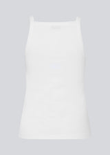 Tætsiddende basic hvid top med høj og lige udskæring i halsen. DaeMD top er fremstillet i en ribstrikket økologisk bomuld. Modellen er 177 cm og har en størrelse S/36 på.