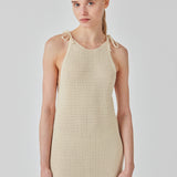 Hulstrikket kjole i beige i økologisk bomuld. DariaMD dress har et slim fit med langt skørt og stropper der bindes over skulderen. Modellen er 177 cm og har en størrelse S/36 på.