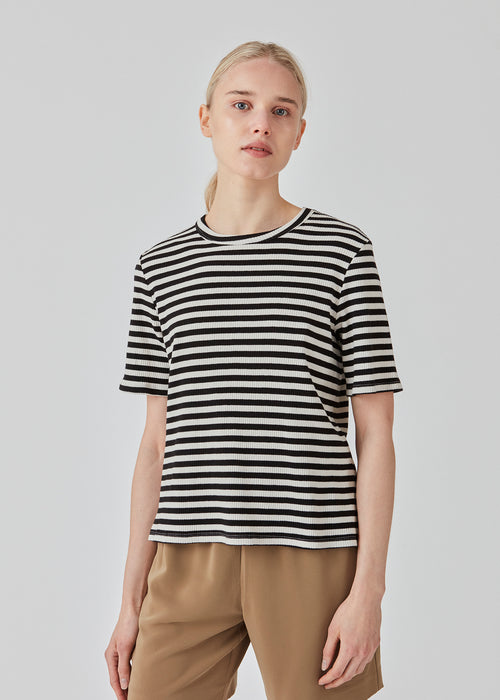 Klassisk t-shirt i stretchy bomuld med vertikale striber. DawnMD t-shirt har rund hals og korte ærmer. Modellen er 177 cm og har en størrelse S/36 på.