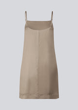 Kort beige kjole i satin med foer. DevanMD dress har et tætsiddende fit, lige skåret foroven med smalle justerbare stropper og underdel med let vidde. Modellen er 177 cm og har en størrelse S/36 på.