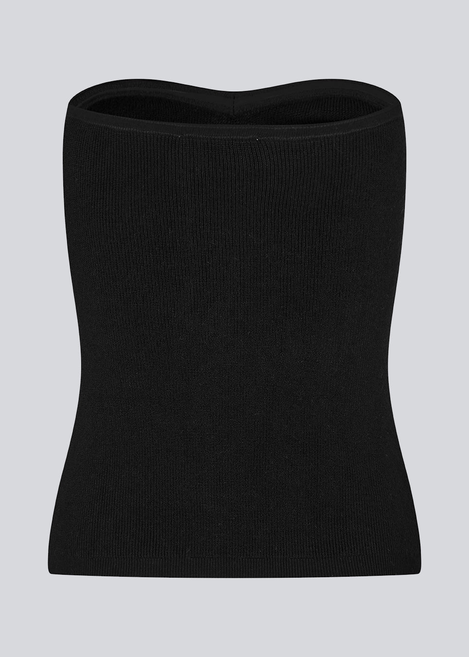 Sort tube top med tætsiddende pasformog hjerteudskæring foran. DiegoMD top er lavet i en blød ribstrik med silikonekant på indersiden af udskæringen. Modellen er 177 cm og har en størrelse S/36 på.